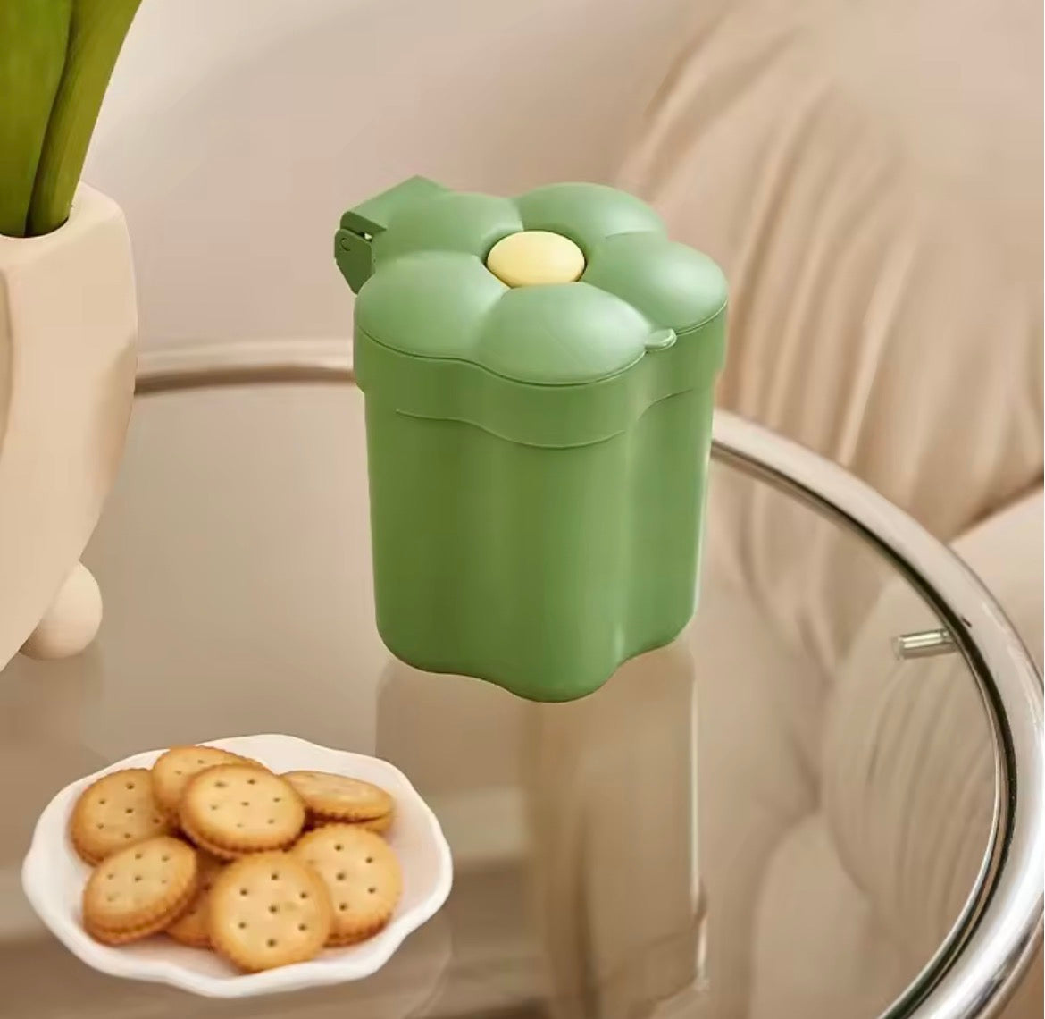 Moonval Flower Desktop Trash Bin, Cute Flip-Top Mini Waste Basket for Desk & Vanity